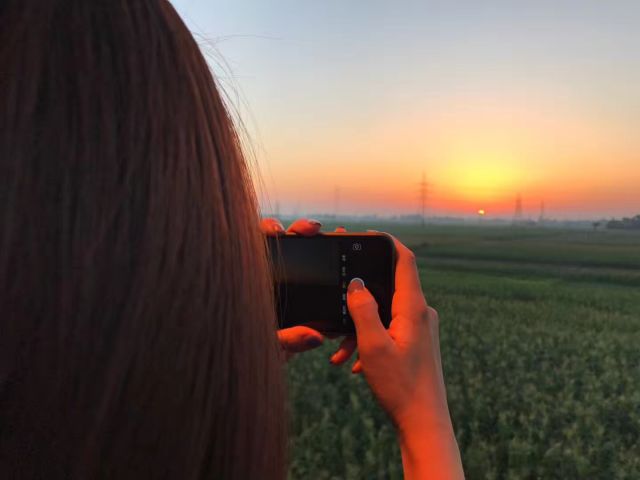 大美妞选手遇上高富帅主办方，然后他们有了情侣款“小虫子”……