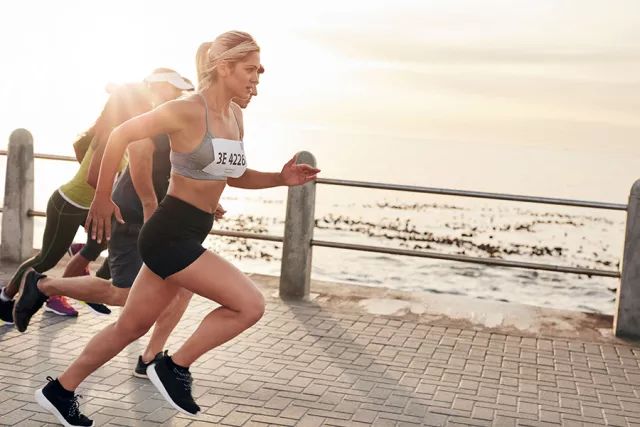 跑者肌肉放松：你需要知道的4个泡沫滚轴动作！