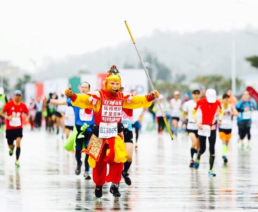 雨中厦马，康师傅热力全开温暖跑者