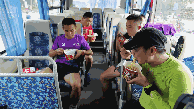 马拉松赛道如人生，梦想路上允许小憩