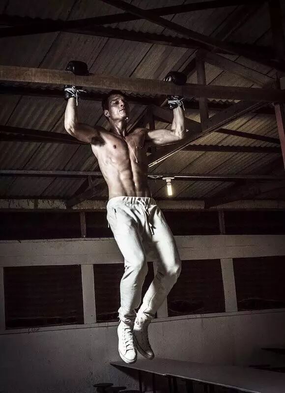 夏天矿泉水瓶别乱丢！ 4个动作可练腹肌！