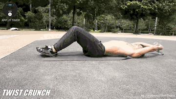 夏天矿泉水瓶别乱丢！ 4个动作可练腹肌！