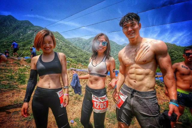 大美妞选手遇上高富帅主办方，然后他们有了情侣款“小虫子”……