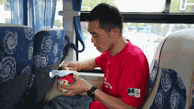 马拉松赛道如人生，梦想路上允许小憩