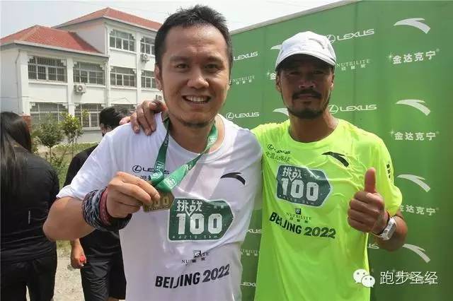 陈盆滨跑在江苏变蒙面大侠 | 陪跑李淳传递跑步精神