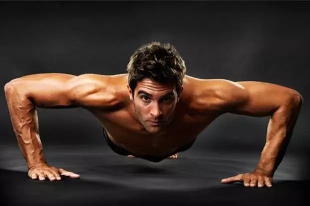 一个俯卧撑都做不起来，还能健身？