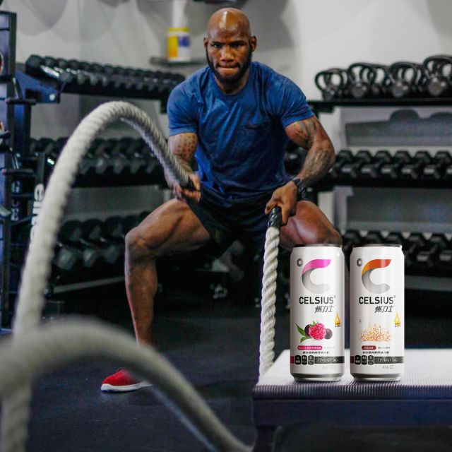 大美妞选手遇上高富帅主办方，然后他们有了情侣款“小虫子”……