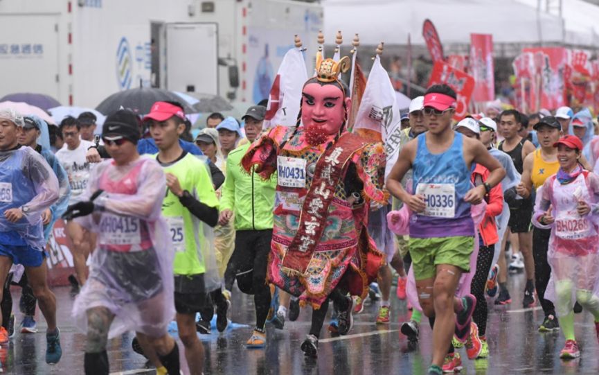 雨中厦马，康师傅热力全开温暖跑者
