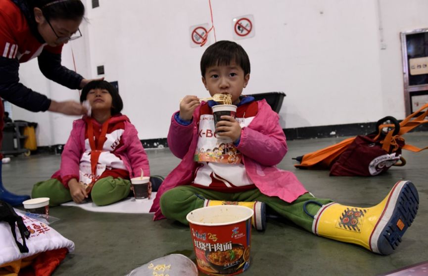雨中厦马，康师傅热力全开温暖跑者