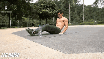 别说去不起健身房！牛人矿泉水瓶都能练腹肌！