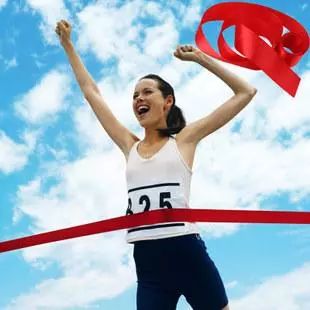 @上马完赛的你，身体酸痛要这样拉伸！