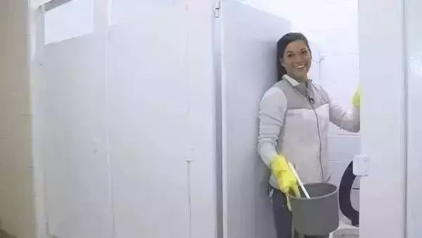 扫厕所女工成签约模特，人生就是这么酸爽！