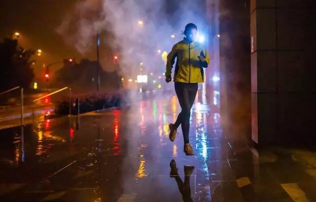 跑者肌肉放松：你需要知道的4个泡沫滚轴动作！