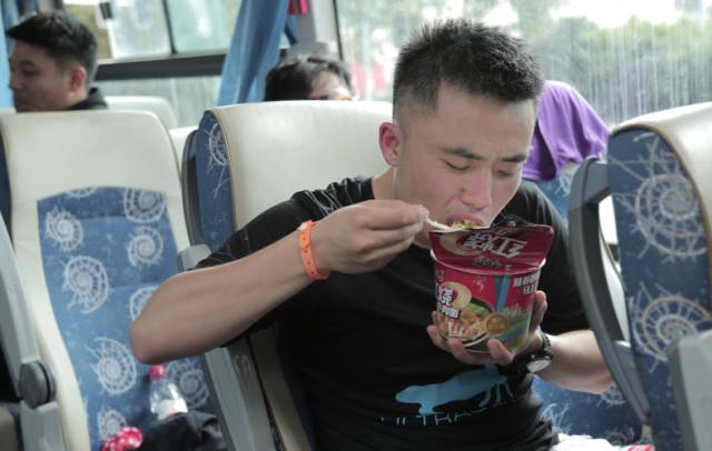 马拉松赛道如人生，梦想路上允许小憩