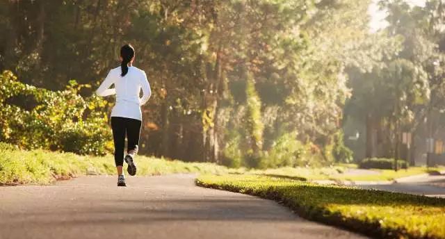 跑者肌肉放松：你需要知道的4个泡沫滚轴动作！