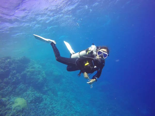 大美妞选手遇上高富帅主办方，然后他们有了情侣款“小虫子”……