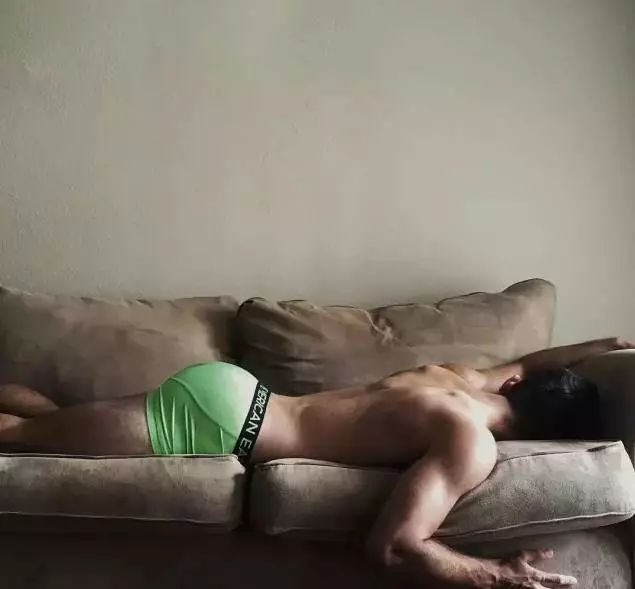 4招练翘臀，在家就可以！