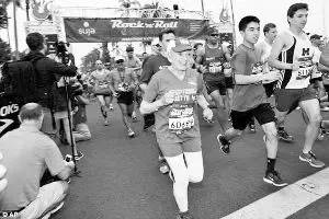 92岁老太7小时跑完马拉松 | 称坚持跑步才活到了今天