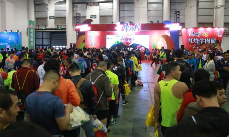 雨中厦马，康师傅热力全开温暖跑者