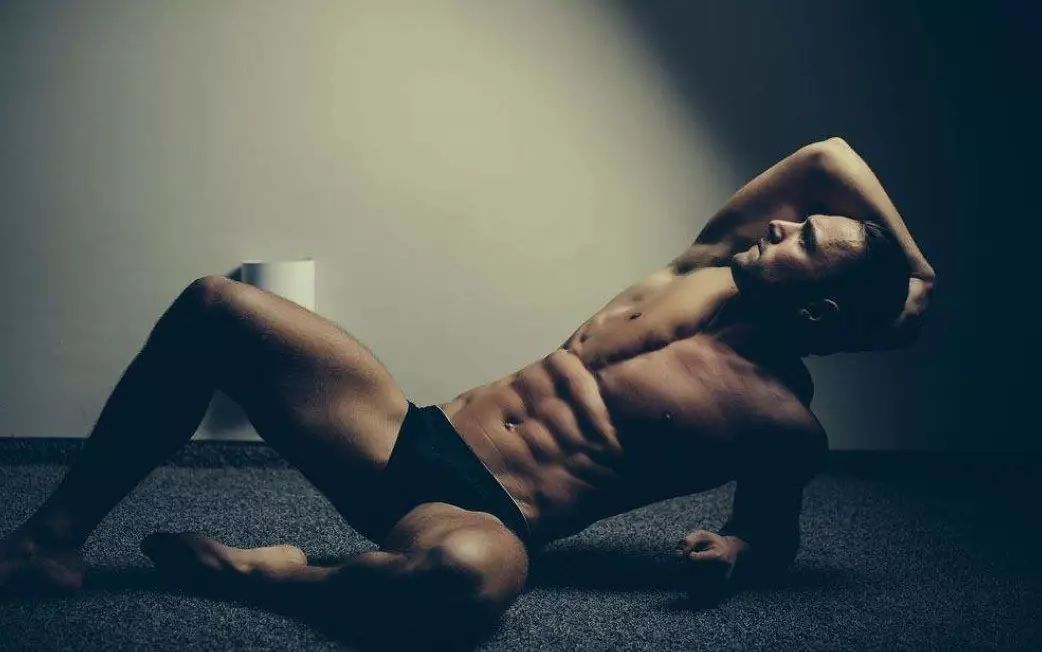 练腹肌只会仰卧起坐？4组徒手招式更有效！