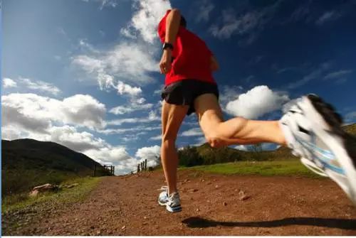 跑者都是中年？都很有钱？别逗了！