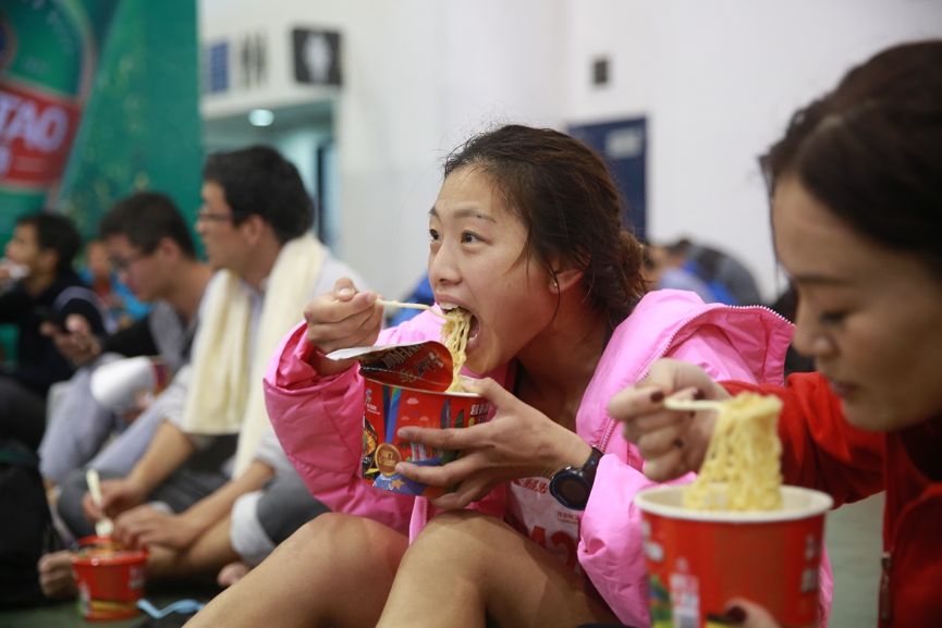 雨中厦马，康师傅热力全开温暖跑者