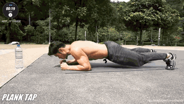 别说去不起健身房！牛人矿泉水瓶都能练腹肌！