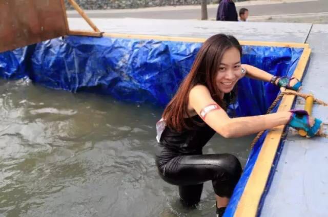 大美妞选手遇上高富帅主办方，然后他们有了情侣款“小虫子”……