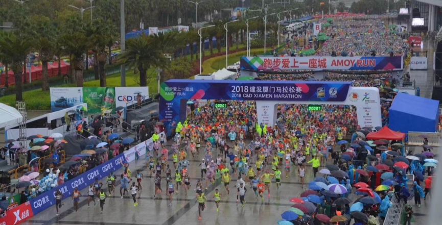 雨中厦马，康师傅热力全开温暖跑者