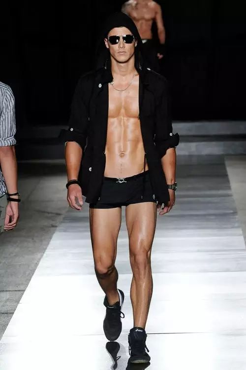 别说去不起健身房！牛人矿泉水瓶都能练腹肌！