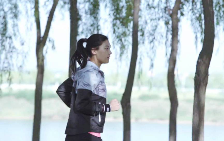 ​跑什么穿什么，定格安全跑步新姿态