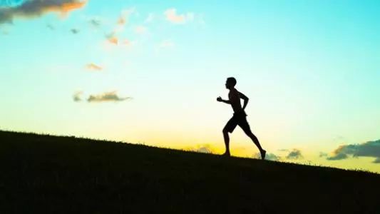 跑者都是中年？都很有钱？别逗了！