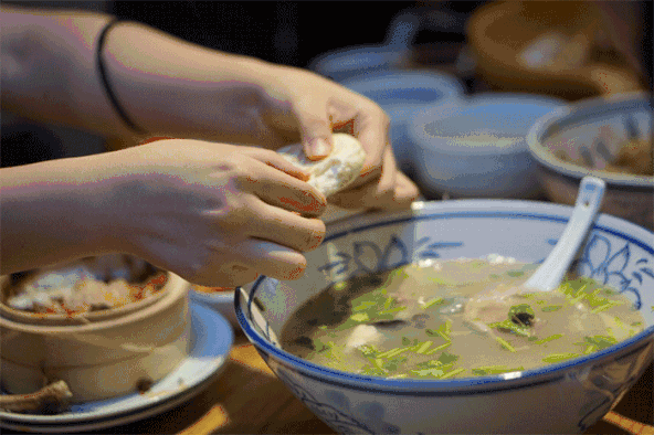 人在吃，秤在看，跑多少公里才能消耗掉这些食物！你还忙着贴秋膘？