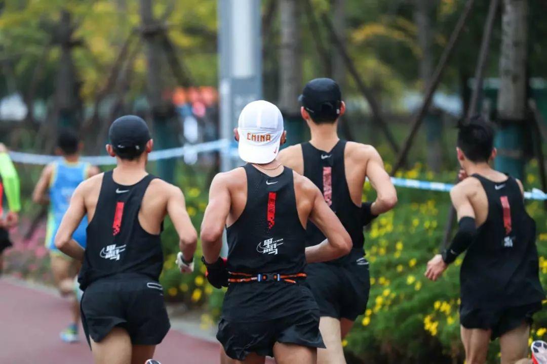 2018上海马拉松，NIKE放出来一群跑步疯子