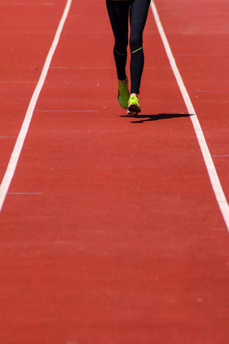 跑步时候的这三个行为,真是危险又烦人! 跑步时候的这三个行为,真是危险又烦人!