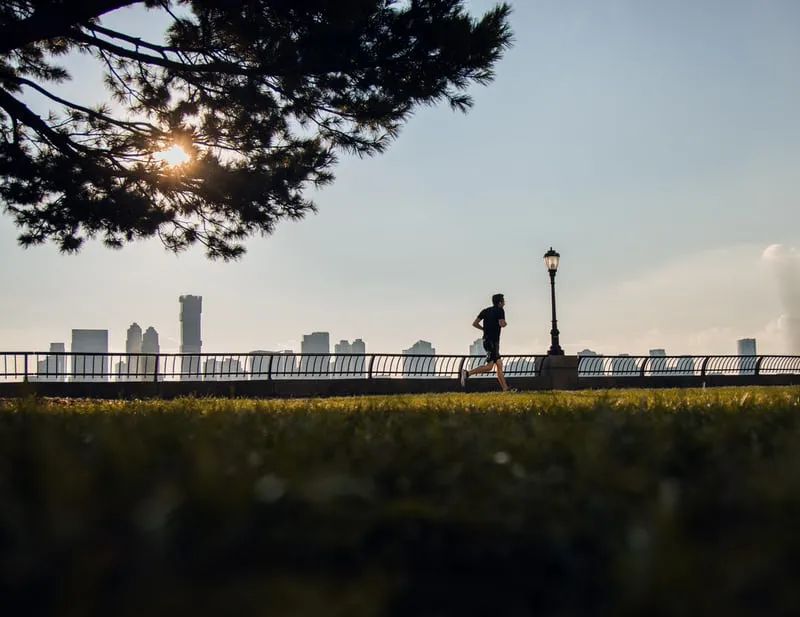 流汗越多，减肥效果越好？揭秘跑步健身的那些迷思！