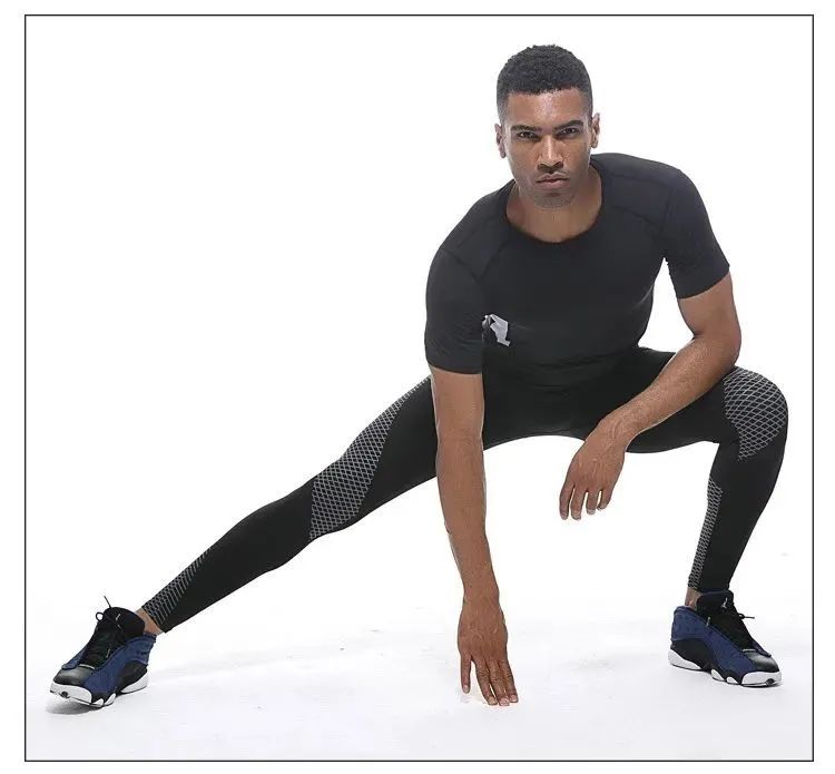 喜欢跑步健身的男士，一条紧身健身裤必不可少，减少肌肉振动、降低受伤几率