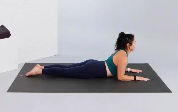 拉伸和力量训练各4项练习，预防下背疼痛