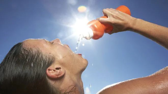 夏季跑步可以无限制补水？小心低钠血症