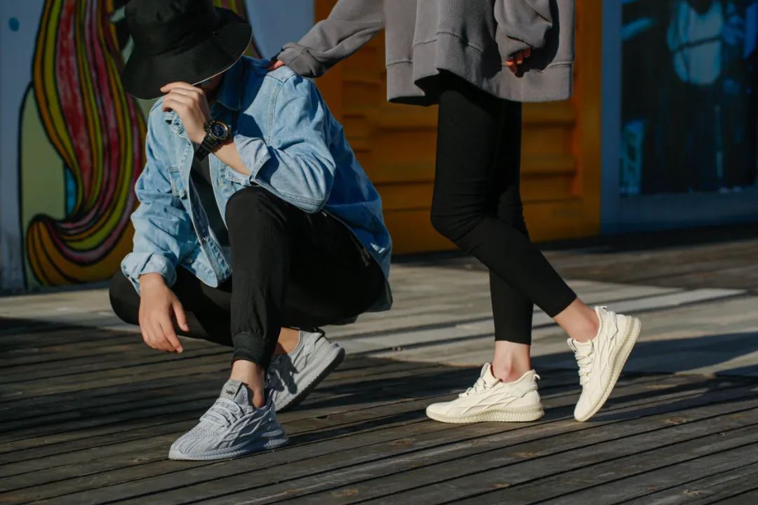 这双舒服得上天的秋冬飞织鞋！防水防污还时尚，不到百元却穿出千元质感！